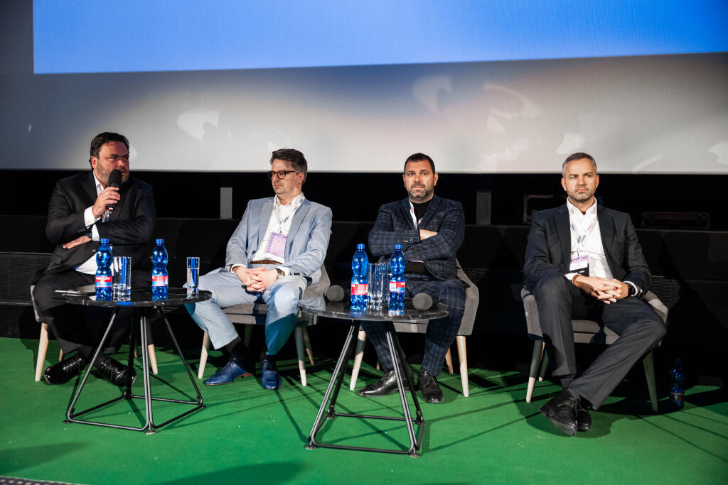 Konferencia organizovaná týždenníkom TREND na tému “Mediálne trendy 2025” v Bratislave. V druhom diskusnom paneli sa stretli riaditelia najväčších slovenských televízií: (zľava) Igor Slanina (STVR), Marcel Grega (JOJ Group), Ján Svoboda (TA3) a Peter Gažík (skupina Markíza).