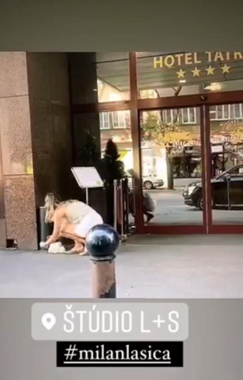 Poslankyňa z klubu OĽaNO na seba upozornila aj po smrti hereckej legendy Milana Lasicu. Tomu chcela vzdať úctu, kvety však položila ku smetnému košu a opäť bola stredobodom pozornosti.