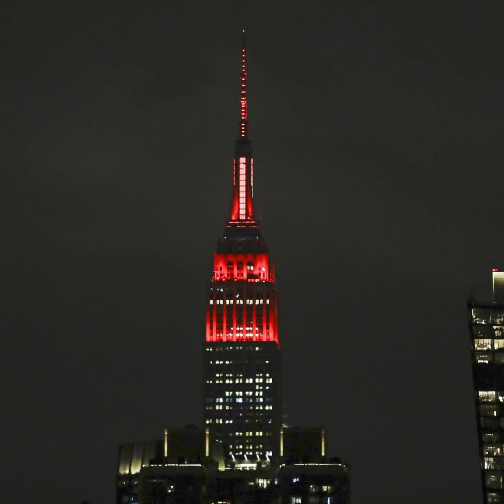 KK5 New York - Pohľad na budovu Empire State Building vysvietenú v červeno-bielych farbách na podporu zdravotníckeho personálu 31. marca 2020 v New Yorku. Celkový počet úmrtí počas pandémie nového koronavírusu v USA prekročil v stredu skoro ráno 4000, čo je viac ako dvojnásobok počtu spred troch dní. FOTO TASR/AP
The Empire State Building is illuminated in red-and-white lights to honor emergency medical workers, Tuesday, March 31, 2020, in New York. The new coronavirus causes mild or moderate sy