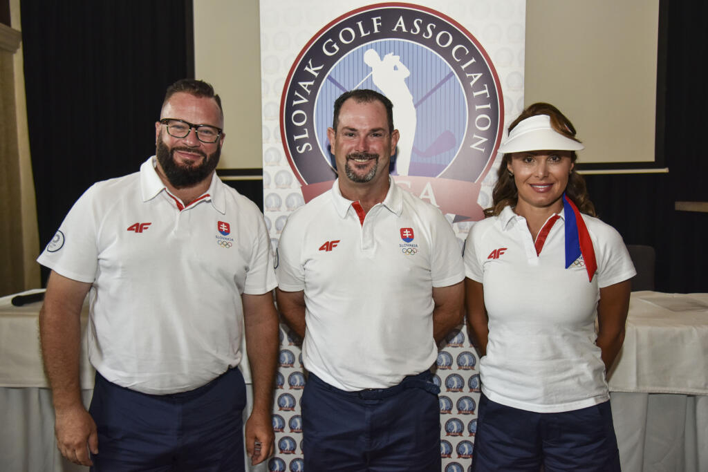 Trojica, ktorá odchádza reprezentovať Slovensko v golfe na olympiádu. Zľava prezident Slovenskej golfovej asociácie (SKGA) Rastislav Antala, reprezentant SR v golfe Rory Sabbatini a nosička jeho golfových palíc a manželka Martina Sabbatiniová.