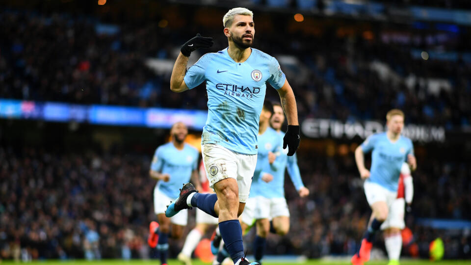 Útočník Sergio Agüero bude anglickému futbalovému klubu Manchester City chýbať niekoľko týždňov. Dôvodom je zranenie stehna, ktoré utrpel v sobotňajšom ligovom dueli proti Chelsea.