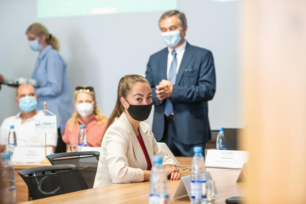 Liudmyla Ahafonova - študentka International summer school na Vysokej škole ekonómie a manažmentu verejnej správy v Petržalke sedí na otvorení nového ročníka so študentami z Ukrajiny