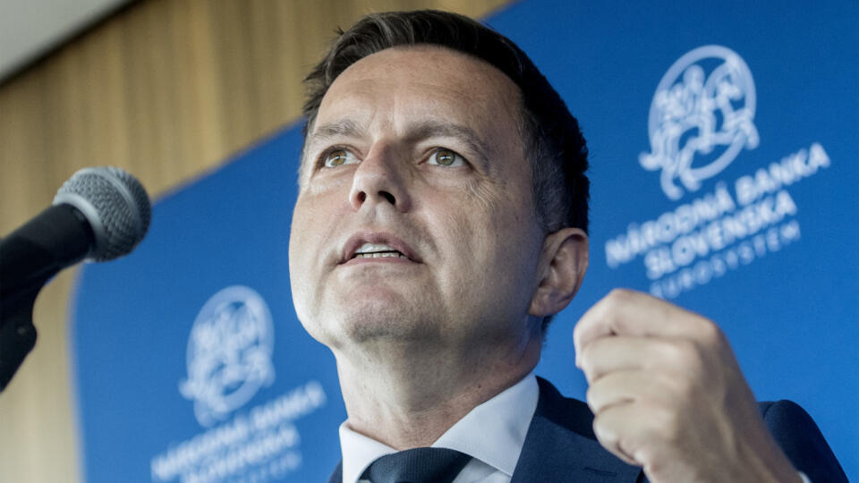 Na snímke guvernér NBS Peter Kažimír počas tlačovej konferencie na tému: