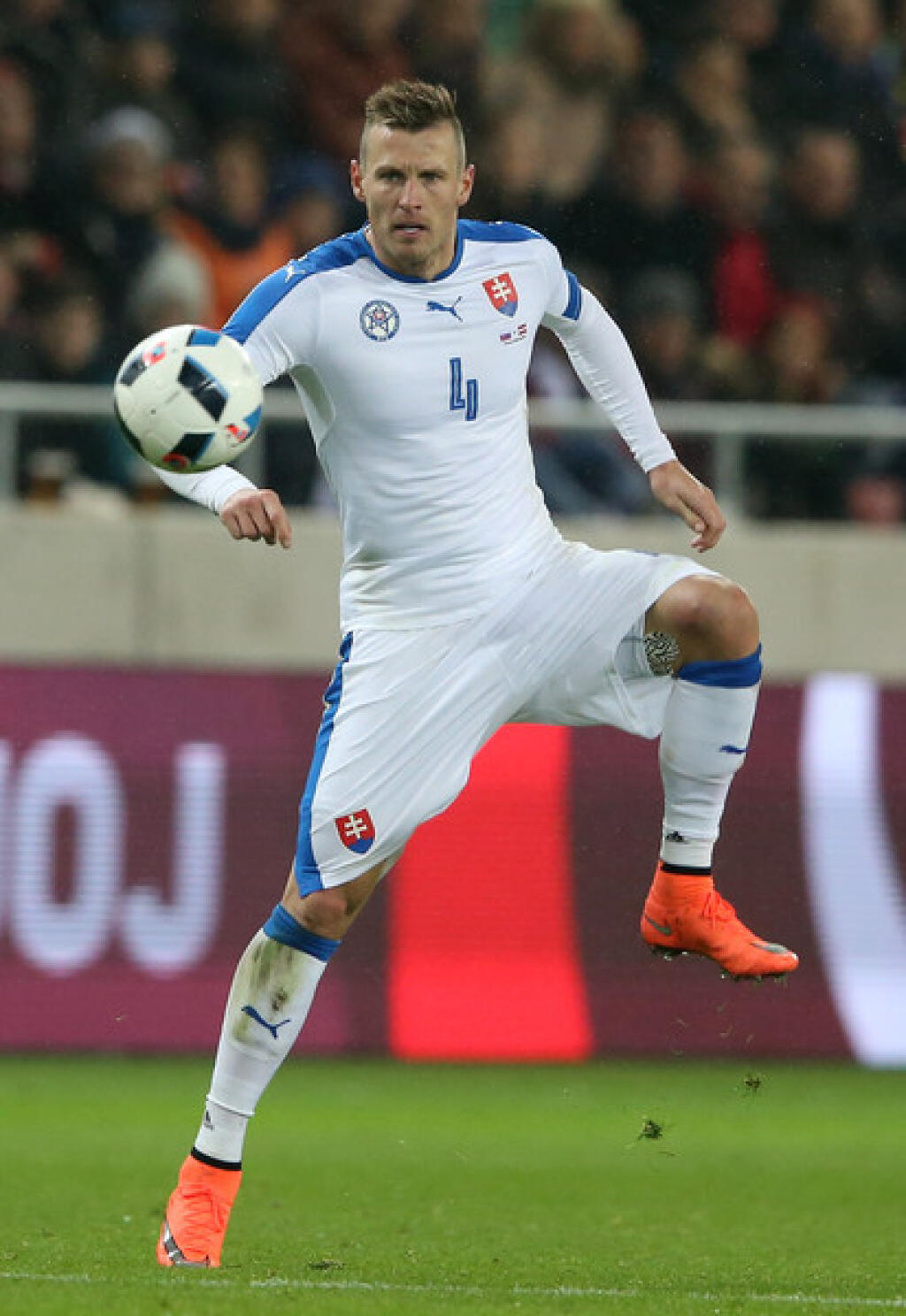 Slovenské futbalové osobnosti sme sa pýtali, či má tréner Štefan Tarkovič zotrvať na reprezentačnej lavičke, alebo naopak by ho mal nahradiť niekto iný.