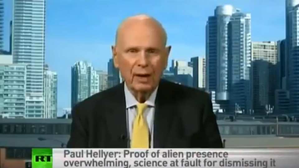 Kanadský exminister obrany Paul Hellyer je presvedčení, že konšpiračné teórie o Iluminátoch a UFO sú pravdivé.