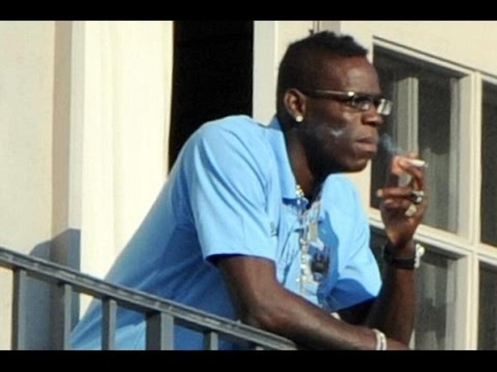 Mario Balotelli fajčenie neskrýva. Omnoho viac však šokovala jeho bitka s trénerom Mancinim, vzťah k drogám i alkoholu či ohňostroj, ktorým podpálil vlastný dom.