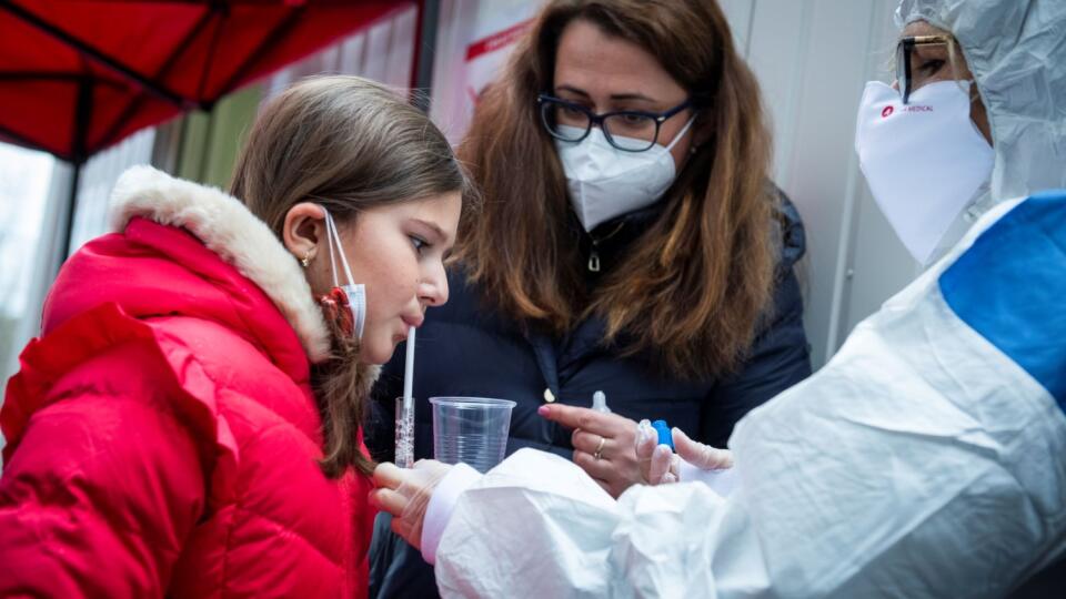 Na snímke dieťa sa testuje počas PCR testu metódou odberu formou kloktania v Bratislave 22. januára 2021.