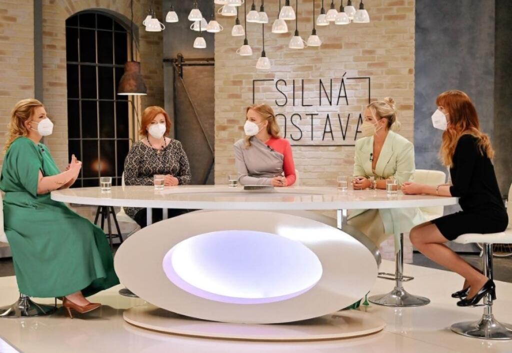Simona Salátová (vľavo) nedala Dominike Cibulkovej (druhá sprava) doslova dýchať.