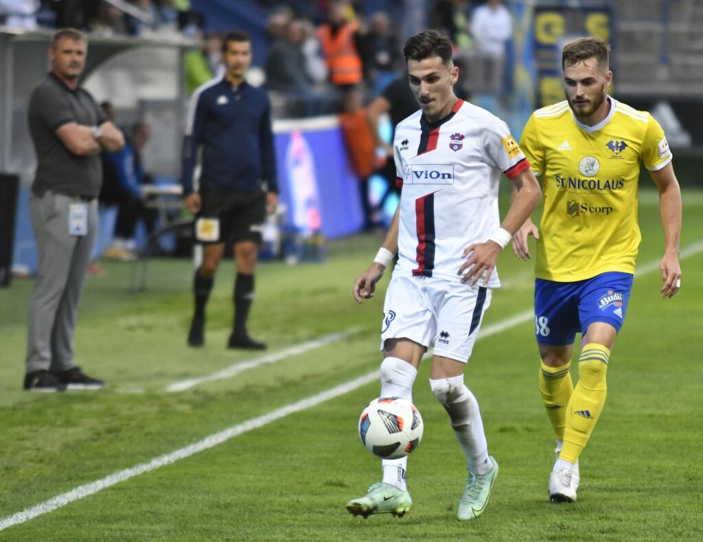 Na snímke vľavo hráč FC ViOn Zlaté Moravce-Vráble Alexandros Kyziridis, vpravo hráč MFK Zemplín Michalovce Juraj Kotula v zápase 8. kola základnej časti Fortuna ligy MFK Zemplín Michalovce - FC ViOn Zlaté Moravce-Vráble v Michalovciach 18. septembra 2021. FOTO TASR - Roman Hanc