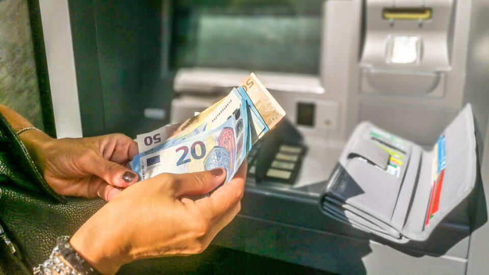 Banky chcú, aby klienti viac využívali elektronické služby a bezhotovostný platobný styk.