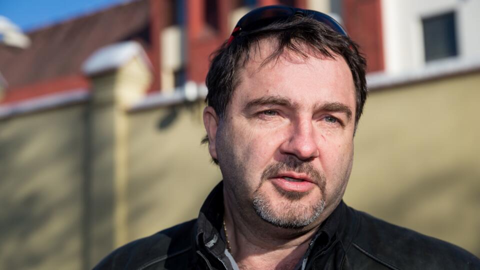 Advokát: František Polák je obvinený z páchania extrémistickej trestnej činnosti, za ktorú sedí vo vyšetrovacej väzbe. No podľa všetkého fungoval predovšetkým ako vybavovač.