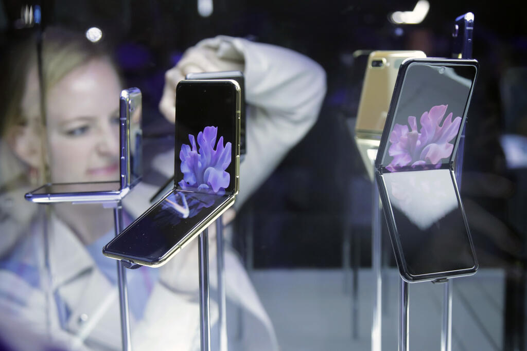 WA 45 San Francisco - Na snímke je nový ohybný skladací smartfón Galaxy Z Flip z dielne juhokórejskej spoločnosti Samsung, ktorý predviedli v San Franciscu 11. februára 2020. FOTO TASR/AP


Samsung Galaxy Z Flip Phones are displayed at the Unpacked 2020 event in San Francisco, Tuesday, Feb. 11, 2020. (AP Photo/Jeff Chiu)