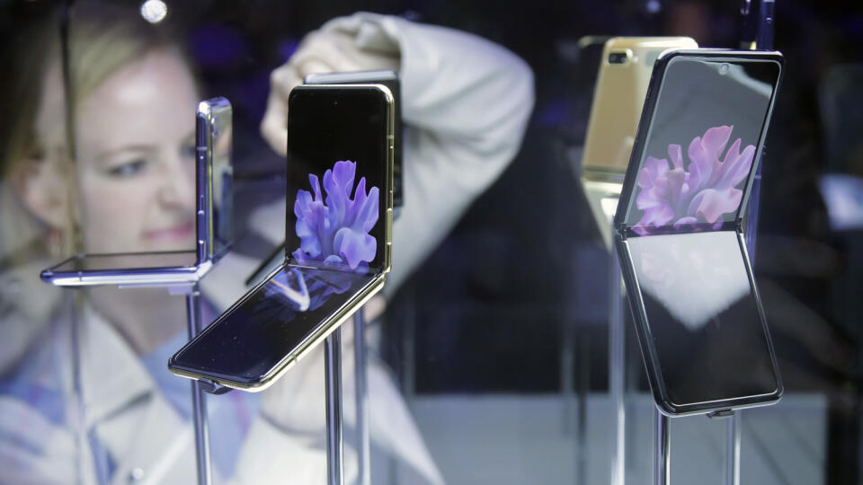 WA 45 San Francisco - Na snímke je nový ohybný skladací smartfón Galaxy Z Flip z dielne juhokórejskej spoločnosti Samsung, ktorý predviedli v San Franciscu 11. februára 2020. FOTO TASR/AP
Samsung Galaxy Z Flip Phones are displayed at the Unpacked 2020 event in San Francisco, Tuesday, Feb. 11, 2020. (AP Photo/Jeff Chiu)