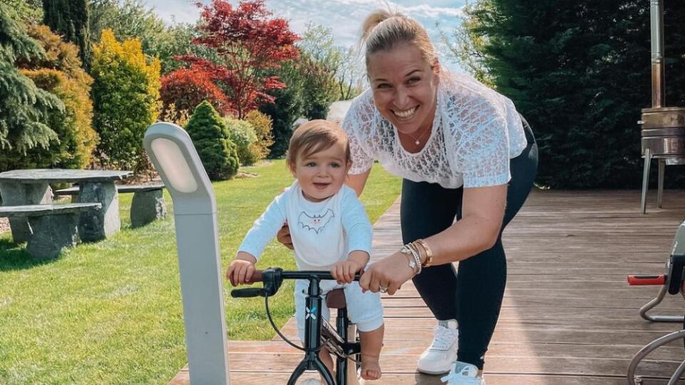 Dominika zaobstarala synčekovi odrážadlo, na ktorom sa Jakubko učí jazdiť. A zatiaľ čo sa Dominika v detstve zdokonaľovala na odrážadle v tvare kačičky, Jakubkovi zaobstarala taktiež štýlový kúsok, ktorý pripomína bicykel, chýbajú mu už len pedále.