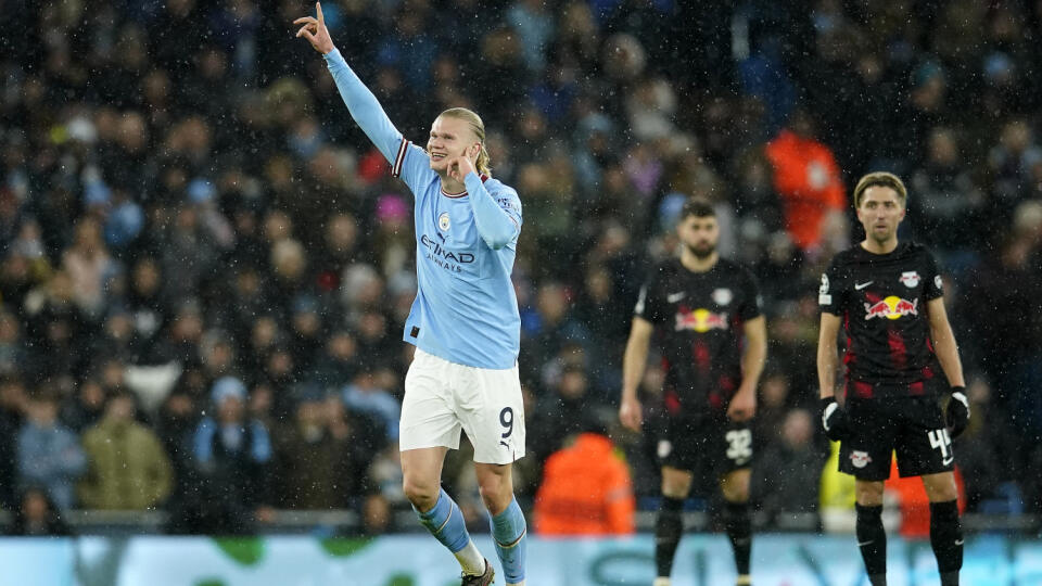 JB 47 Manchester - Hráč Manchesteru City Erling Haaland oslavuje po tom, ako strelil druhý gól vo futbalovom zápase odvety osemfinále Ligy majstrov Manchester City - RB Lipsko v Manchesteri 14. marca 2023. FOTO TASR/AP
Manchester City's Erling Haaland celebrates after he scored the second goal during the Champions League round of 16 second leg soccer match between Manchester City and RB Leipzig at the Etihad stadium in Manchester, England, Tuesday, March 14, 2023. (AP Photo/Dave Thompson)