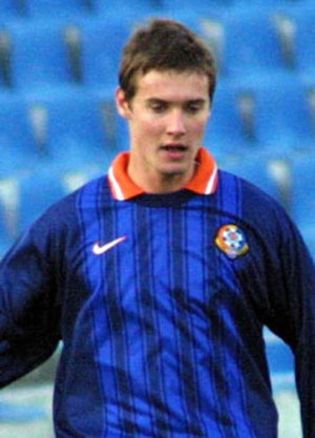 JURAJ KUBESA (†20) - Futbalový útočník 1. FC Košice spáchal 10. novembra 2001 samovraždu skokom z ôsmeho poschodia obytného domu. Stalo sa tak iba niekoľko hodín po tom, čo nastúpil na záverečných tridsať minút ligového zápasu s Interom Bratislava. Pravdepodobným motívom jeho činu boli nezhody s priateľkou.