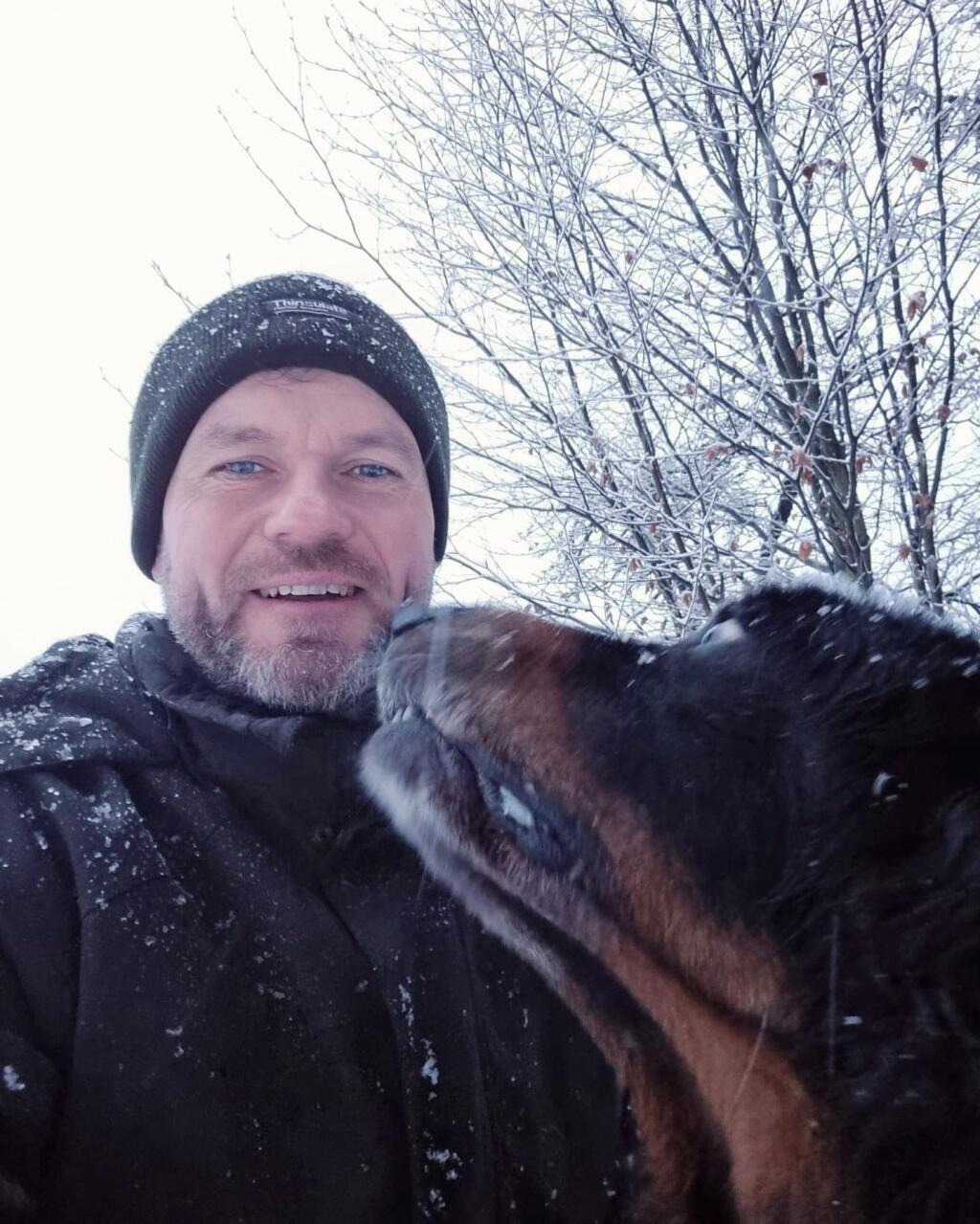Peter Pellegrini na zimnej prechádzke so štvornohým kamarátom.