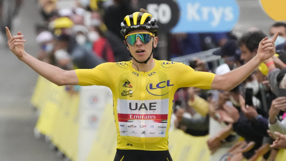 KK24 Luz Ardiden - Na snímke slovinský cyklista Tadej Pogačar v žltom drese vedúceho pretekára sa teší z víťazstva v 18. etape cyklistických pretekov Tour de France z Pau do Luz Ardiden (129,7 km) 15. júla 2021. FOTO TASR/AP
Slovenia's Tadej Pogacar, wearing the overall leader's yellow jersey, celebrates as he crosses the finish line to win the eighteenth stage of the Tour de France cycling race over 129.7 kilometers (80.6 miles) with start in Pau and finish in Luz Ardiden, France,Thursday, July