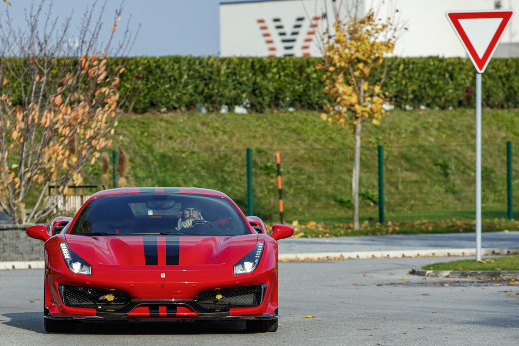 Na posledný zraz pred zápasom s Chorvátskom prišiel Marek Hamšík na Ferrari 488 Pista, ktorého cena začína na približne 300-tisíc eur. Jeho maximálnou rýchlosťou je 340 km/h, z 0 na 100 km/h to dá za 2,85 sekundy. Z nuly na dvesto za 7,6 sekundy. To všetko vďaka 720 koňom pod kapotou.