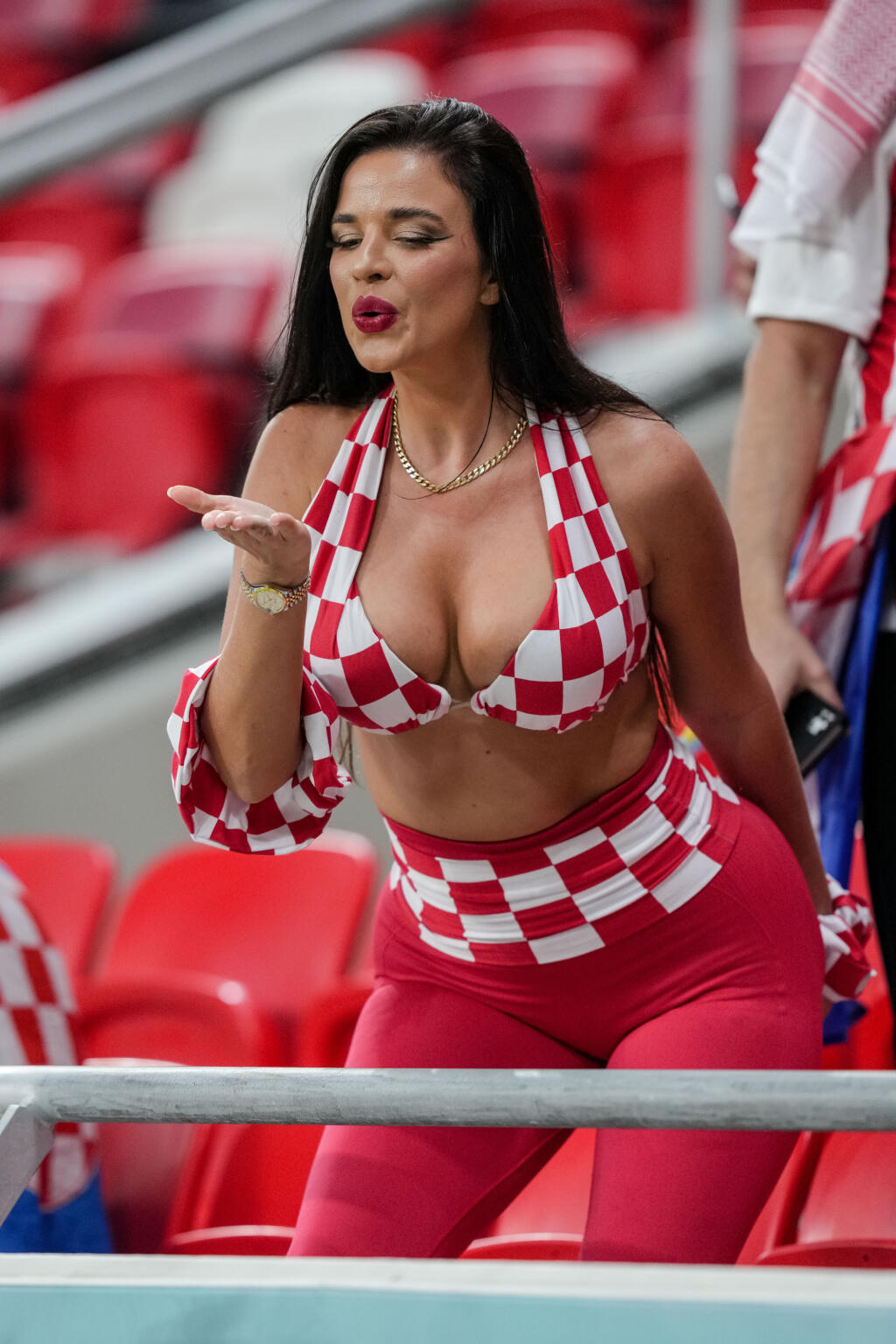 Najväčšiu pozornosť počas zápasu Chorvátsko - Belgicko pútala chorvátska fanúšička Ivana Knoll. Tá si z prísnych katarských pravidiel ohľadom odhaľovania sa ťažkú hlavu nerobila a na tribúne dráždila v poriadne úspornom outfite.