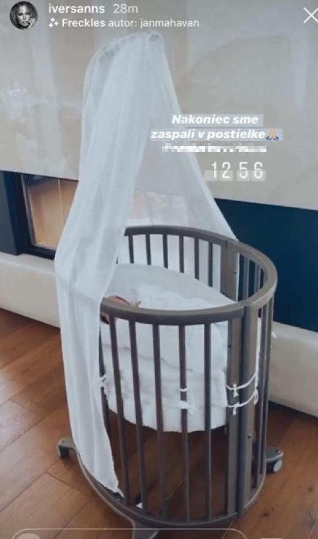 Dcérka Ivany Gáborík spinká v postieľke oválneho tvaru s baldachýnom.