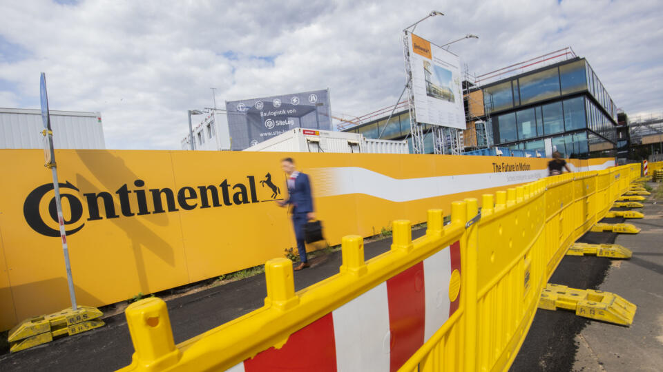 WA 14 Hannover - Na snímke oplotenie na stavenisku nového sídla spoločnosti Continental v Hannoveri 4. augusta 2020. Nemecký koncern Continental, najväčší európsky dodávateľ komponentov pre automobilový priemysel, v stredu oznámil, že v 2. štvrťroku 2020 zaznamenal stratu. Dôvodom je kríza automobilového priemyslu v dôsledku blokád spojených s pandémiou nového koronavírusu. Continental zaznamenal v 2. štvrťroku 2020 čistú stratu 741 miliónov eur po zisku 485 miliónov eur pred rokom. FOTO TASR/DP