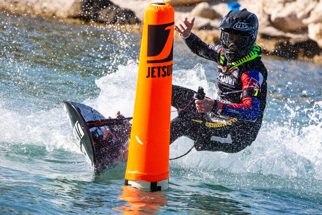 Iba 17-ročný Marek Škamla sa stal majstrom sveta a Európy v netradičnom športe jetsurfingu.