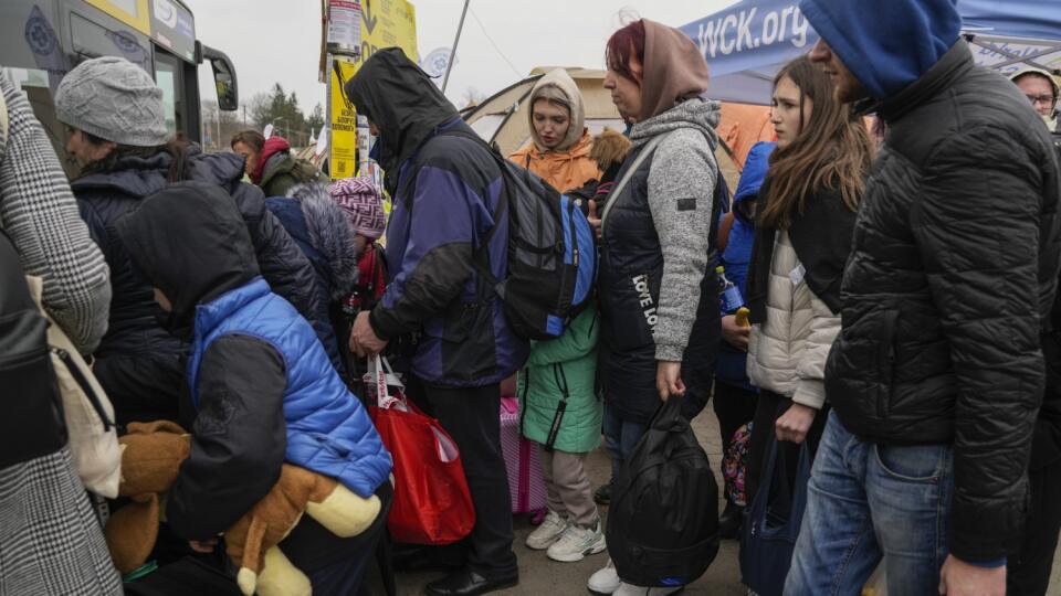 KK13 Medyka - Ľudia utekajúci pred vojenským konfliktom na Ukrajine nastupujú na autobus na poľsko-ukrajinskom hraničnom priechode Medyka na hraniciach s Poľskom 5. apríla 2022. FOTO TASR/AP
Refugees board a bus after fleeing the war from neighboring Ukraine at the border crossing in Medyka, southeastern Poland, Tuesday, April 5, 2022. (AP Photo/Sergei Grits)