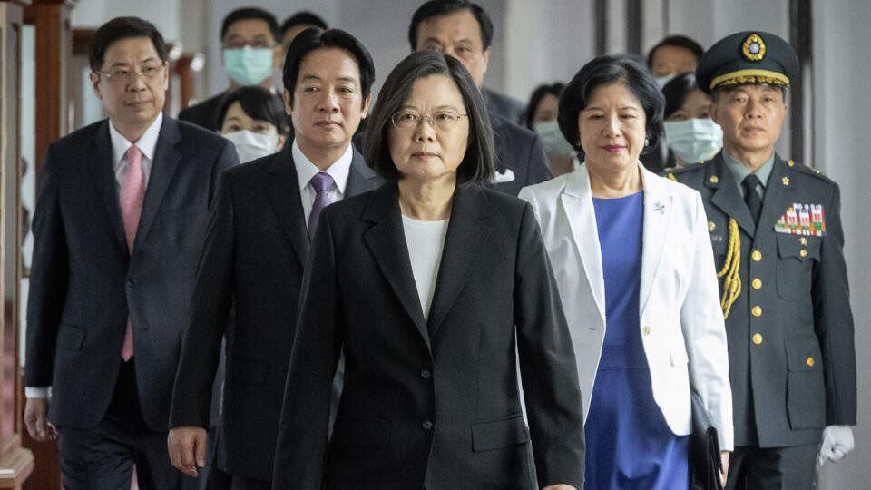 JB 10 Tchaj-pej - Taiwanská prezidentka Tsai Ing-wen (uprostred) kráča pred thajským viceprezidentom Lai Čching-teom (vľavo) počas jej príchodu na slávnostnú inauguráciu v prezidentskom úrade v Tchaj-peji 20. mája 2020. Tsai zloží prísahu na druhé funkčné obdobie. FOTO TASR/AP
In this photo released by the Taiwan Presidential Office, Taiwanese President Tsai Ing-wen, center, walks ahead of Vice-President Lai Ching-te, left of her, as they attend an inauguration ceremony in Taipei, Taiwan, Wedne