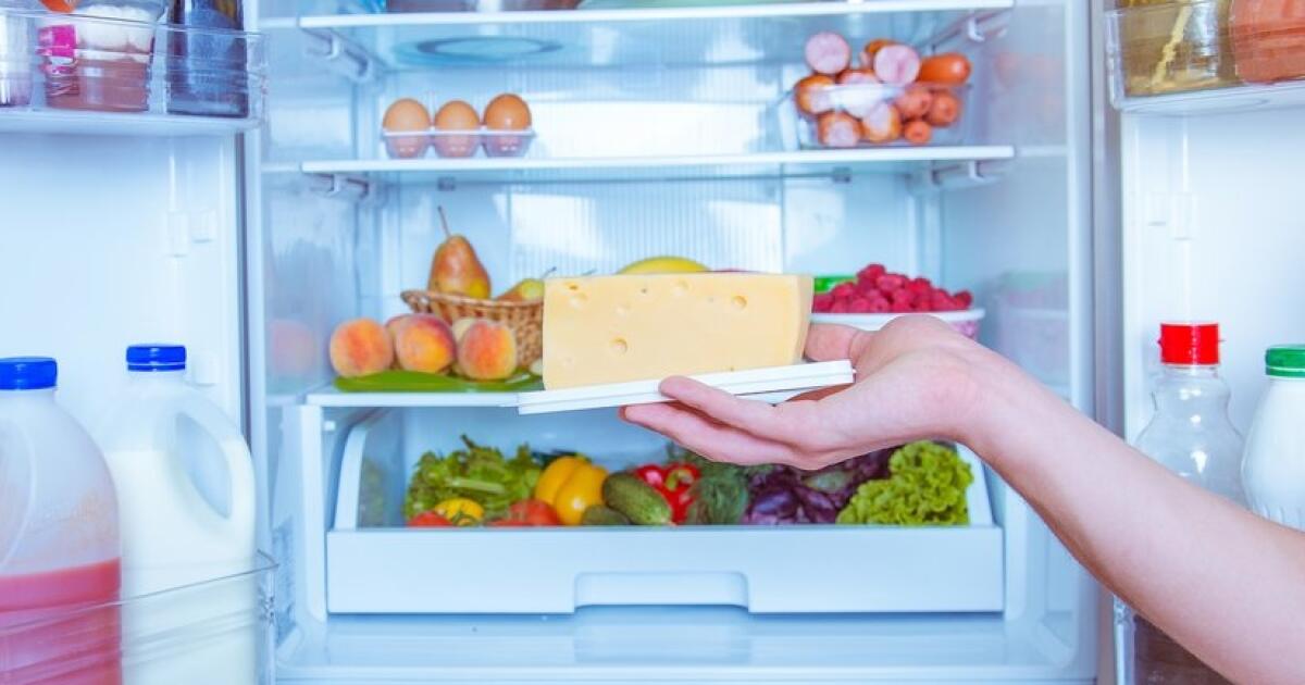 Почему сыр в холодильнике. Хранение сыра в холодильнике. Как хранить сыр в холодильнике. Сыр в холодильнике фото. Сыро под холодильником.