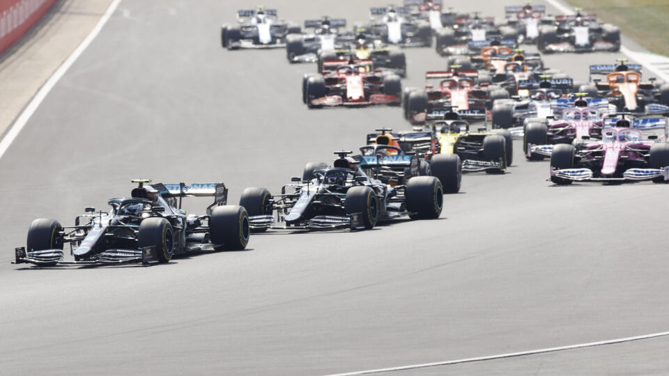 JB 39 Silverstone - Fínsky jazdec F1 na Mercedese Valtteri Bottas (vľavo) vedie po štarte pretekov nedeľňajšej Veľkej ceny k 70. výročiu formuly 1 na okruhu Silverstone 9. augusta 2020. FOTO TASR/AP

Mercedes driver Valtteri Bottas of Finland, left, steers his car during the 70th Anniversary Formula One Grand Prix at the Silverstone circuit, Silverstone, England, Sunday, Aug. 9, 2020. (Andrew Boyers, Pool via AP)