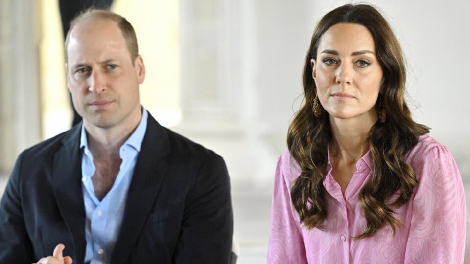 Na osemdňovej ceste po Karibiku mali WILLIAM a KATE dôvod tváriť sa vážne, skleslo a smutne.