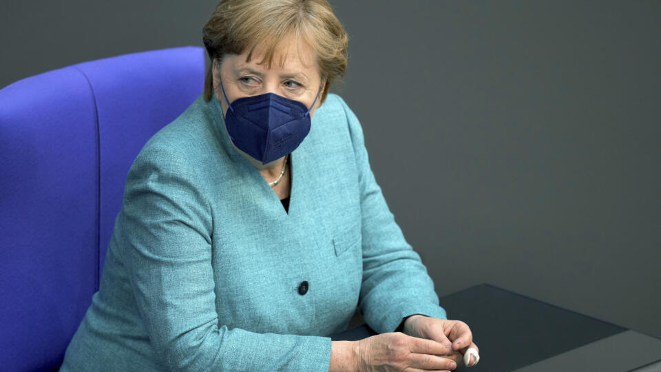 JB 26 Berlín - Nemecká kancelárka Angela Merkelová počas zasadnutia nemeckého parlamentu Bundestag ohľadne násilia na Blízkom východe v Berlíne 19. mája 2021. FOTO TASR/AP
German Chancellor Angela Merkel arrives for a meeting of the German federal parliament, Bundestag about the violence in the Middle East, at the Reichstag building in Berlin, Germany, Wednesday, May 19, 2021. (AP Photo/Michael Sohn)