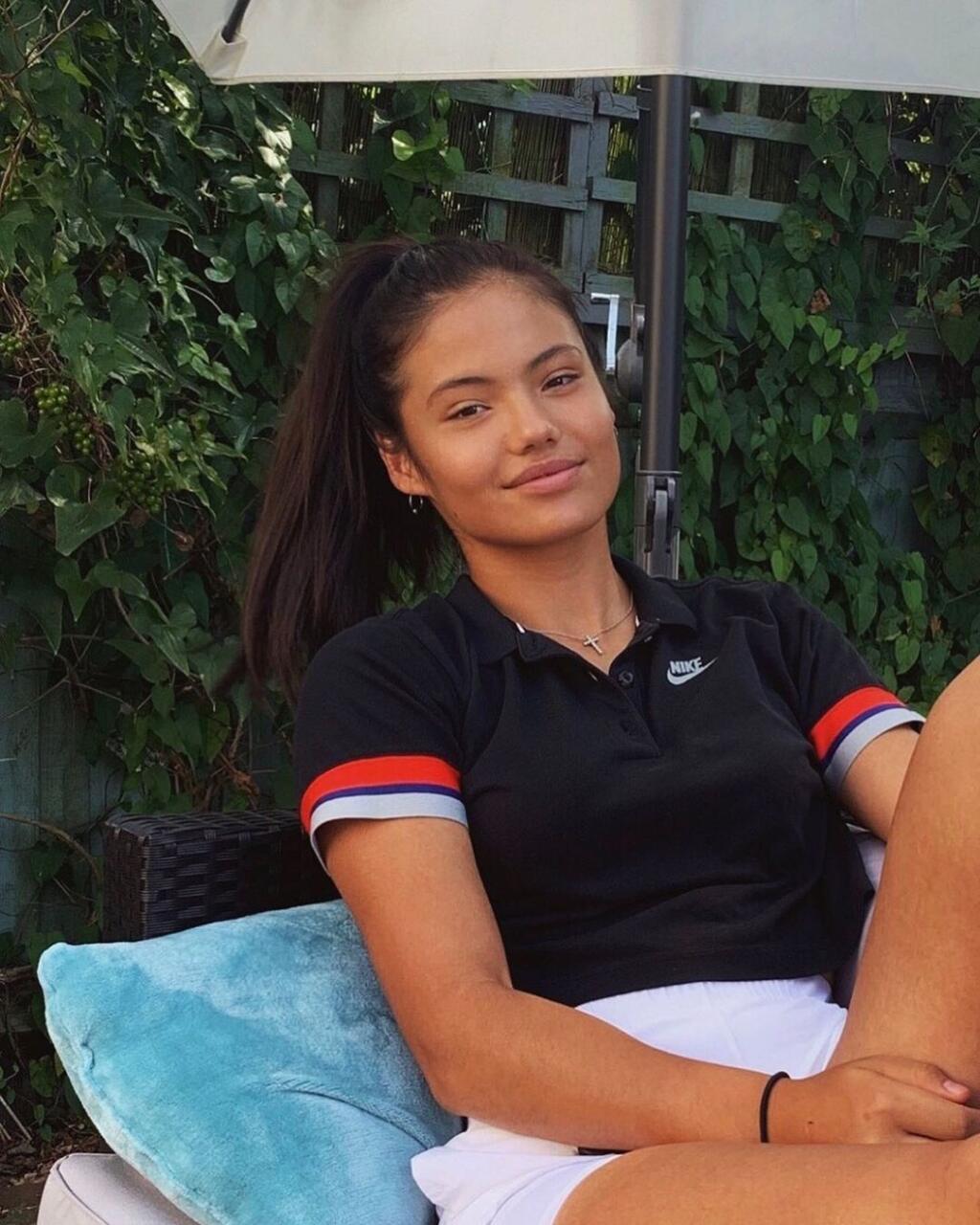 Emma Raducanuová sa v priebehu niekoľkých dní stala vo svete tenisu pomaly populárnejšou ako Srb Novak Djokovič.
