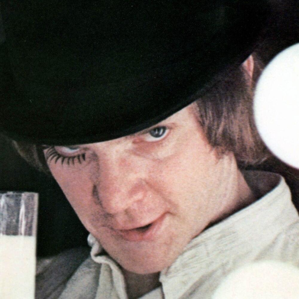Mechanický pomaranč (1971) - mnohé spoločnosti vystrihli pred premietaním niektoré násilné a nepríjemné scény.