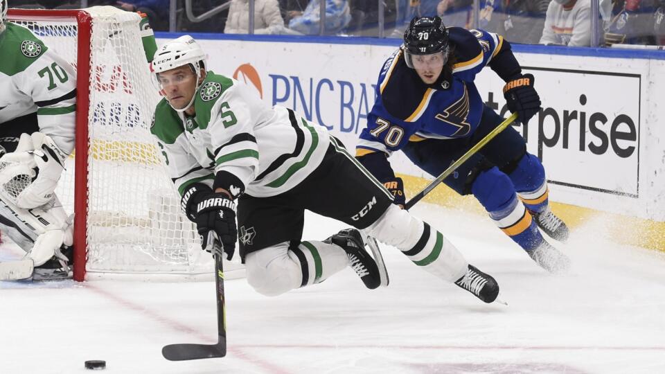 PK 1 St. Louis - Na snímke slovenský obranca Andrej Sekera (uprostred) z Dallasu Stars a Oskar Sundqvist (vpravo) zo St. Louis Blues bojujú o puk počas zápasu NHL St. Louis Blues - Dallas Stars v americkom St. Louis v nedeľu 9. januára 2022. Hokejisti St. Louis zdolali Dallas 2:1. FOTO TASR/AP
Dallas Stars defenseman Andrej Sekera (5) falls to the ice as St. Louis Blues center Oskar Sundqvist (70) looks for control of the puck during the second period of an NHL hockey game Sunday, Jan. 9, 2022,