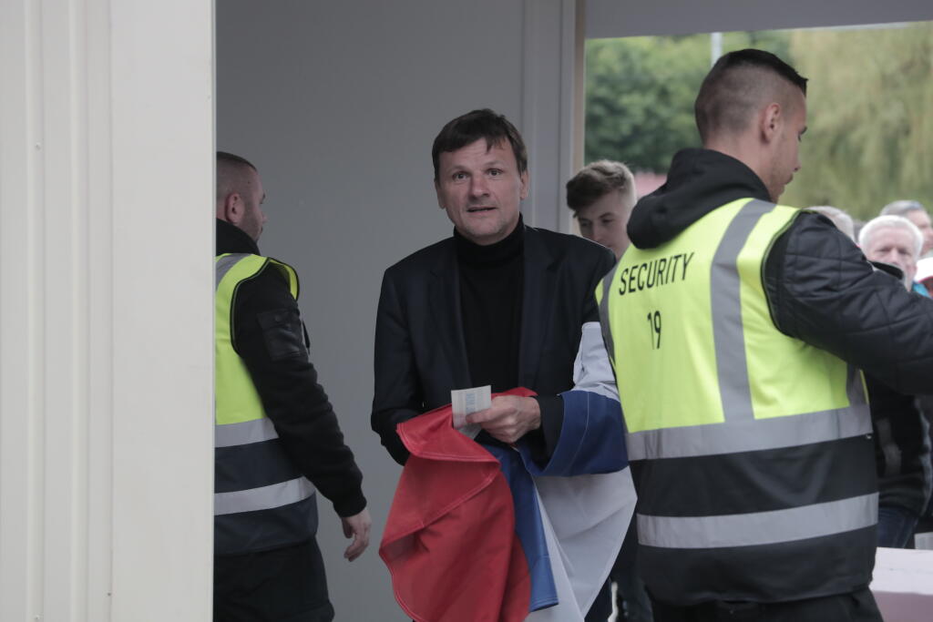 A je to tu. Zápas o všetko. Slováci bojujú s Nemeckom o dôležité body v boji o postup do štvrťfinále MS v hokeji a nechýbajú ani známe mená na tribúne. Hokejistov prekvapil slovenský politik Alojz Hlina, ktorý im priniesol zaujímavé prekvapenie.