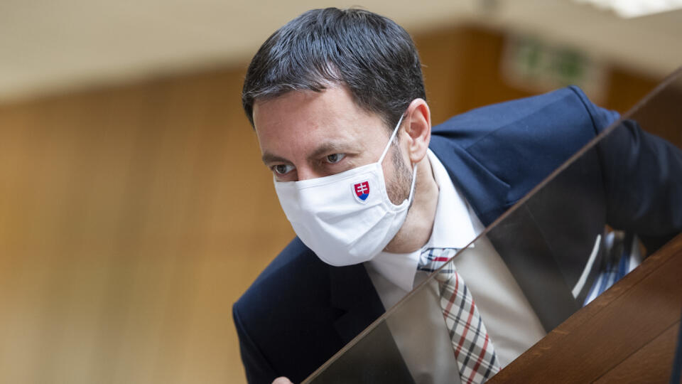 Na snímke minister financií SR Eduard Heger (OĽaNO) prichádza na 17. rokovanie vlády SR v Bratislave 7. mája 2020. FOTO TASR - Jaroslav Novák
