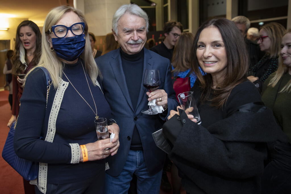 Prehliadka prvotriednych filmov z troch najprestížnejších svetových festivalov v Berlíne, Benátkach a Cannes. Na snímke vpravo je Henrieta Mičkovicová.