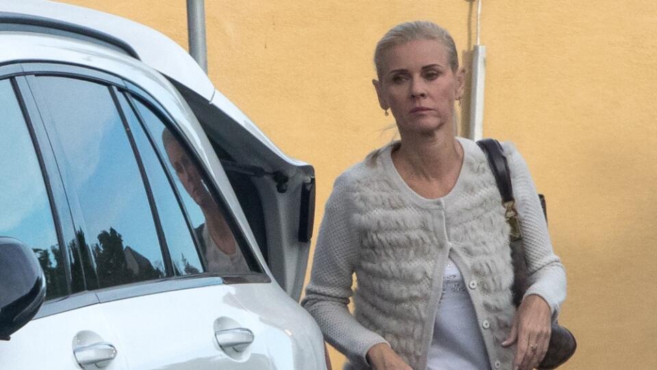 NA NÁVŠTEVU?: Chorá sudkyňa zaparkovala biely Mercedes v blízkosti domu, kde byt vlastní jej sestra, sudkyňa Andrea Haitová.