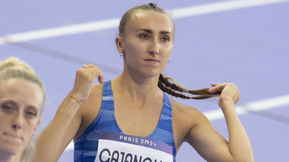 Na snímke slovenská atlétka Gabriela Gajanová (vpravo) pred štartom prvého rozbehu na 800 metrov na XXXIII. letných olympijských hrách v Paríži v piatok 2. augusta 2024. Gajanová postúpila na OH v Paríži do semifinále behu na 800 m. V prvom rozbehu finišovala úradujúca vicemajsterka Európy na 2. priečke časom 2:00,29 min a dostala sa medzi trojicu postupujúcich priamo. FOTO TASR - Martin Baumann