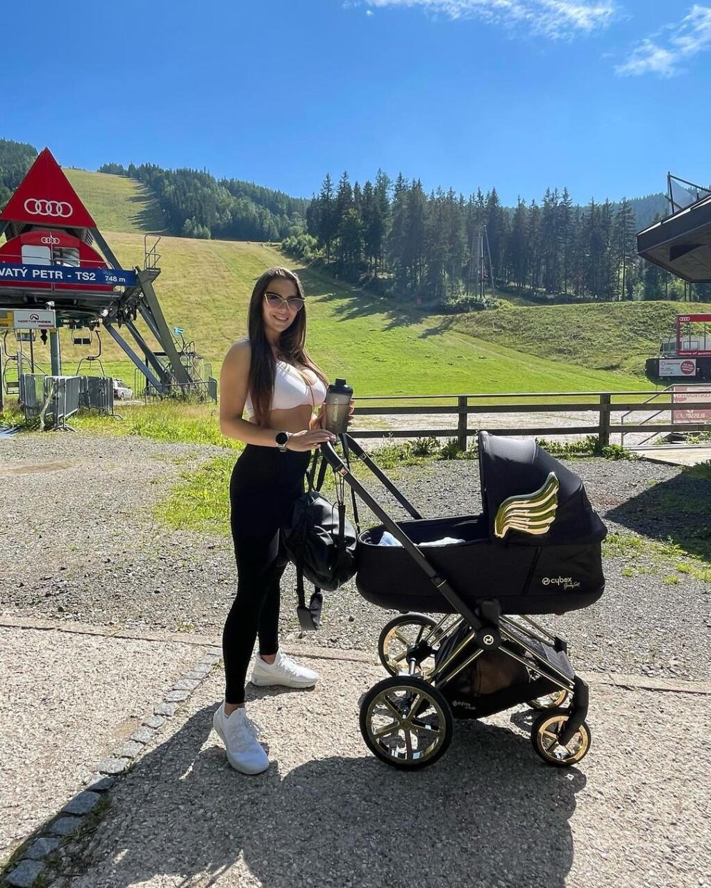 Sexi fitneska si materstvo užíva naplno.