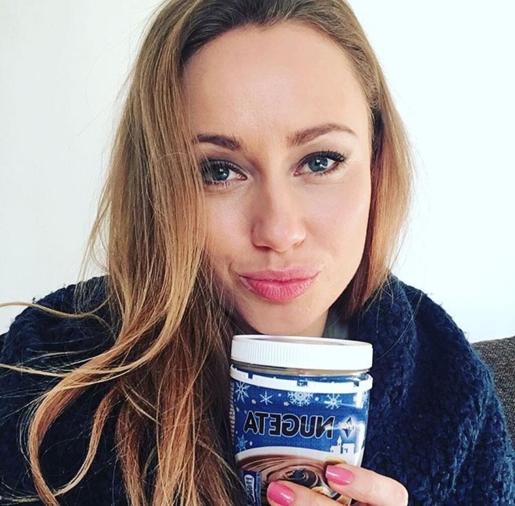 Natália vyzerá bez vĺn ako iná žena.