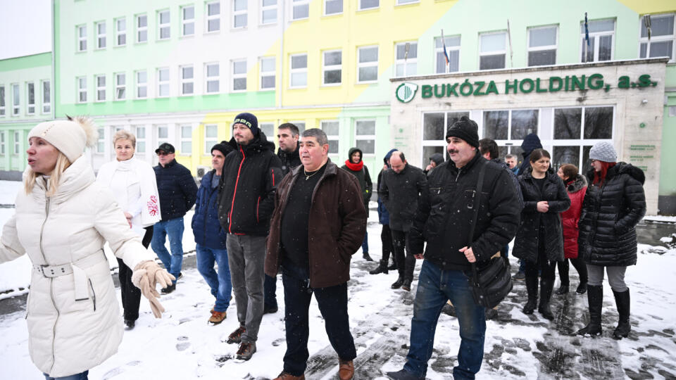 Na snímke bývalí zamestnanci Bukózy počas brífingu počas brífingu na tému Pomoc zamestnancom Bukózy Holding doručená. Ušlé mzdy preplatené, pred administratívnou budovou Bukózy Vranov v Hencovciach v pondelok 23. decembra 2024. FOTO TASR – František Iván