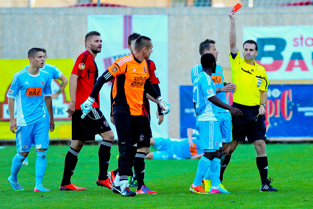 Konflikt hráčov poznačil derby aj v roku 2013. Seydouba Soumah sa dostal na ihrisko v 82. minúte, za krátky čas však predviedol dva škaredé zákroky, kvôli ktorým bol vylúčený. Z ihriska sa mu však nechcelo, stihol dokonca aj fyzicky napadnúť kapitána Trnavy Romana Procházku.