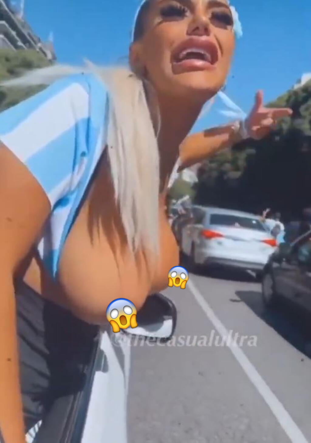 Vytúžený titul dostal argentínske fanúšičky do varu. Oslava v uliciach sa zmenila na jednu veľkú prehliadku nahoty. Krásky v uliciach tasili holé prsia, no niektoré zašli ešte ďalej.