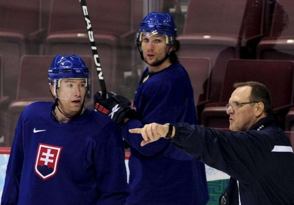 Na snímke slovenskí hokejoví reprezentanti zľava Žigmund Pálffy, Richard Zedník a vpravo tréner Ján Filc počas tréningu slovenskej hokejovej reprezentácie v dejisku XXI. zimných olympijských hier vo Vancouveri 10. februára 2010.