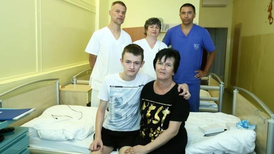Vďaka nim žijem. Mamina: Stále sa o mňa bojí. Lekárka Ľubica Kováčiková (v strede): Pomáhala mi zotaviť sa po transplantácii na JIS-ke. Kardiochirurg Matej Nosáľ (vpravo): Tento pán kardiochirurg ma operoval. Lekár Róbert Dinka (vľavo): Už desať rokov ma pravidelne sleduje.