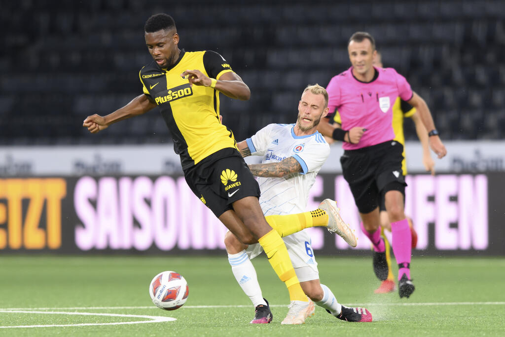 EBE 53 Bern - Na snímke zľava útočník Bernu Jordan Siebatcheu a stredopoliar Slovana Joeri de Kamps v odvete 2. predkola Ligy majstrov vo futbale Young Boys Bern - ŠK Slovan Bratislava v Berne 28. júla 2021. FOTO TASR/AP
Young Boys' Jordan Siebatcheu, left, and Slovan Bratislava's Joeri de Kamps fight for the ball during the Champions League second qualifying round, second leg soccer match between Switzerland's Young Boys' Bern and Slovakia's SK Slovan Bratislava at the Wankdorf stadium in