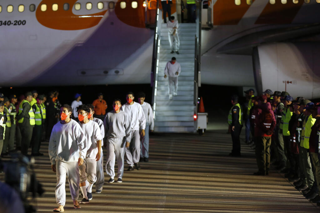 WA 6 archív Maiquetia - Na archívnej snímke z 20. februára 2025 venezuelský migranti deportovaní zo Spojených štátov amerických vystupujú z lietadla na medzinárodnom letisku Simóna Bolívara v meste Maiquetía na severe Venezuely. Venezuela bude opäť prijímať repatriačné lety zo Spojených štátov s jej deportovanými občanmi, uviedla v sobotu tamojšia vláda. Venezuelský prezident Nicolás Maduro 8. marca tieto lety pozastavil po tom, ako Washington odobral Caracasu licenciu na vývoz venezuelskej ropy